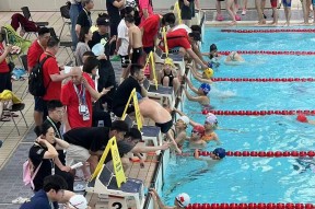 华体会官网-游泳比赛波澜壮阔，选手创造佳绩