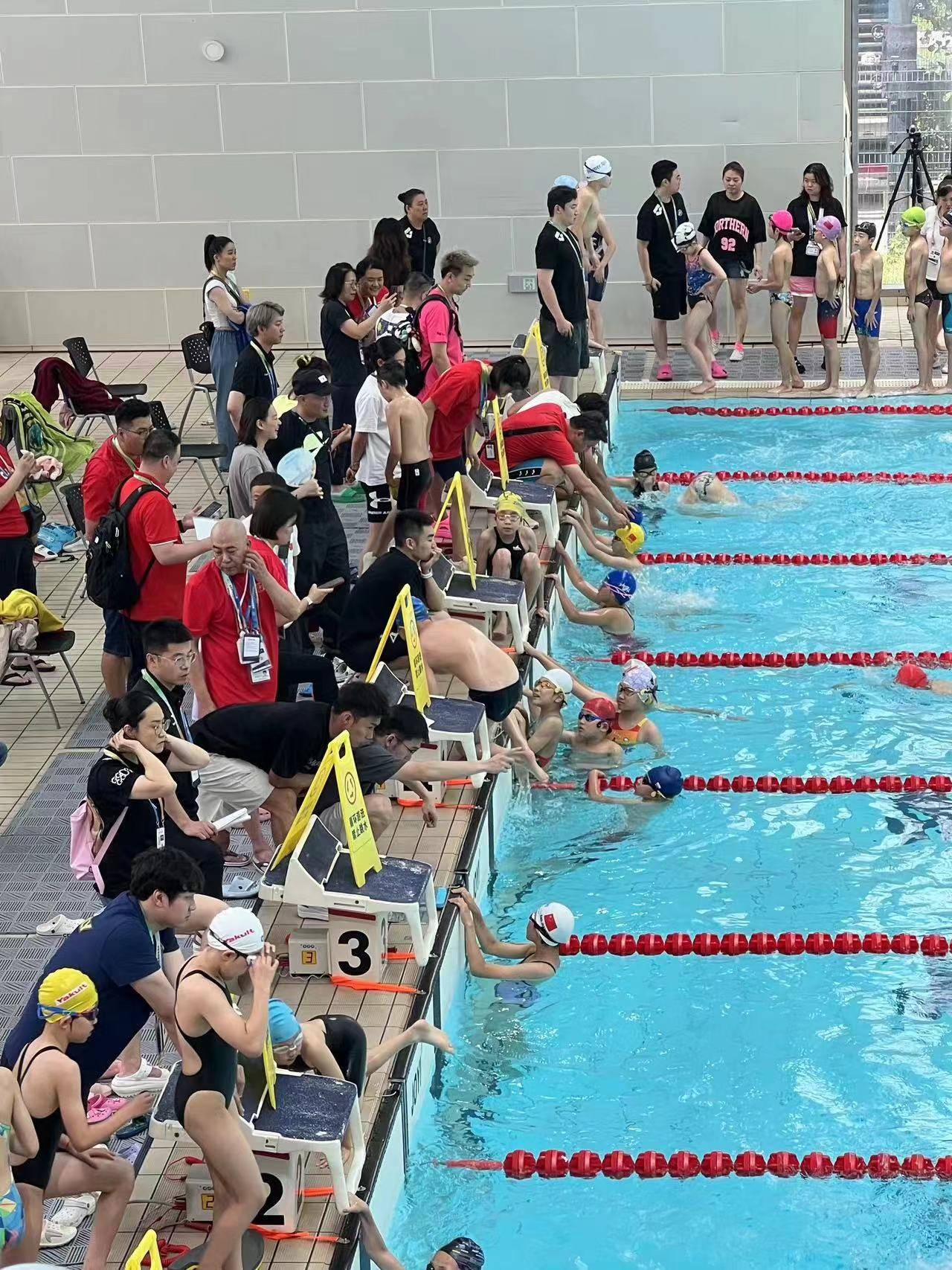 华体会官网-游泳比赛波澜壮阔，选手创造佳绩  第1张