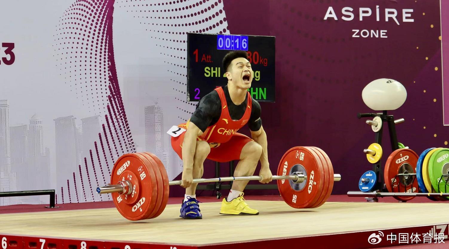 华体会登录-拉脱维亚举重选手喜获银牌，激动领奖的简单介绍  第1张