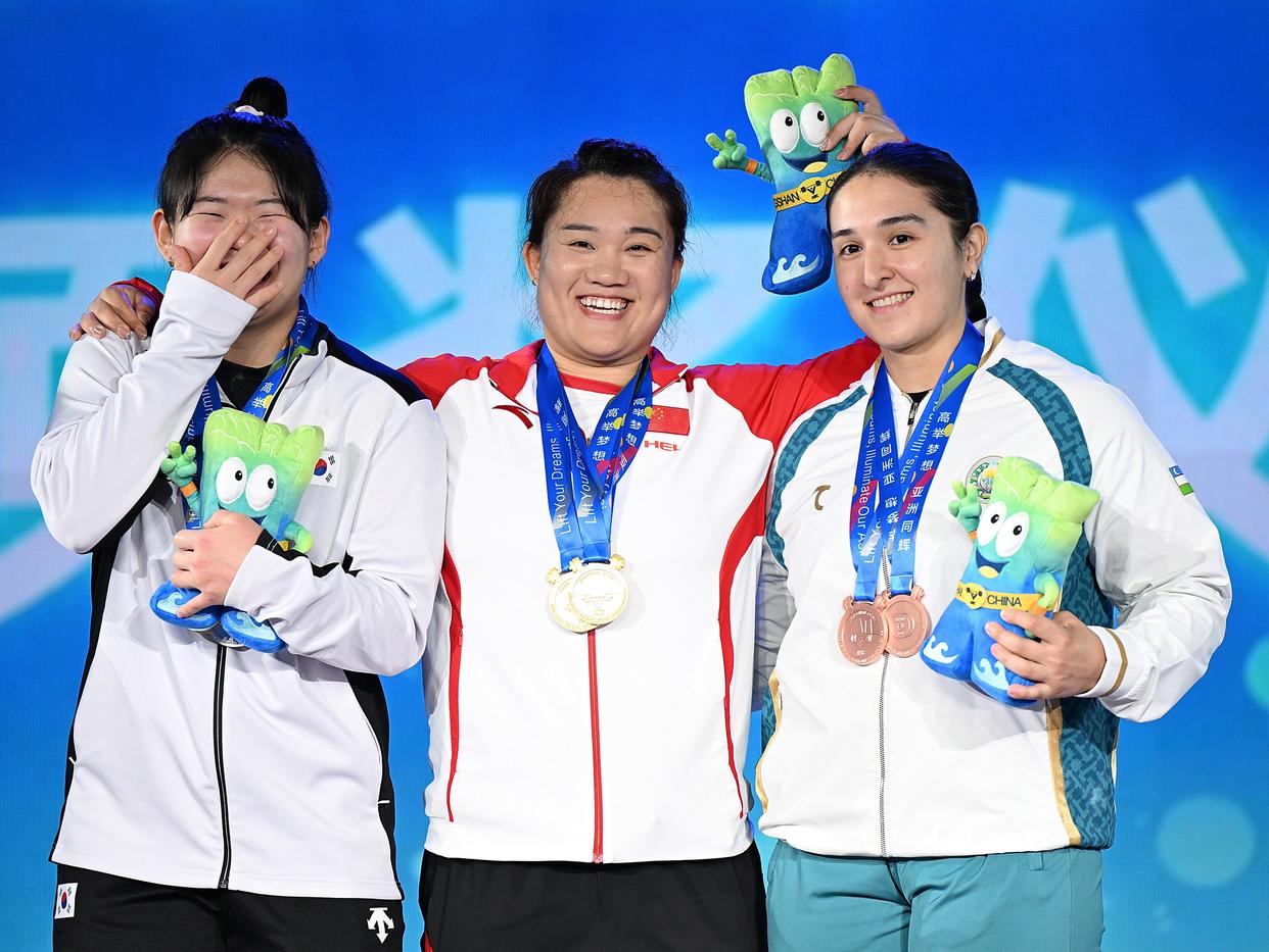 华体会登录-拉脱维亚举重选手喜获银牌，激动领奖的简单介绍  第2张